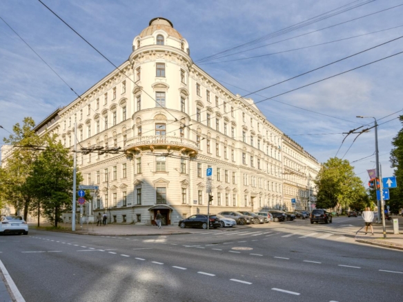 Spacious 1-Bedroom Apartment with Views of Bastejkalns Park, Pflūga House