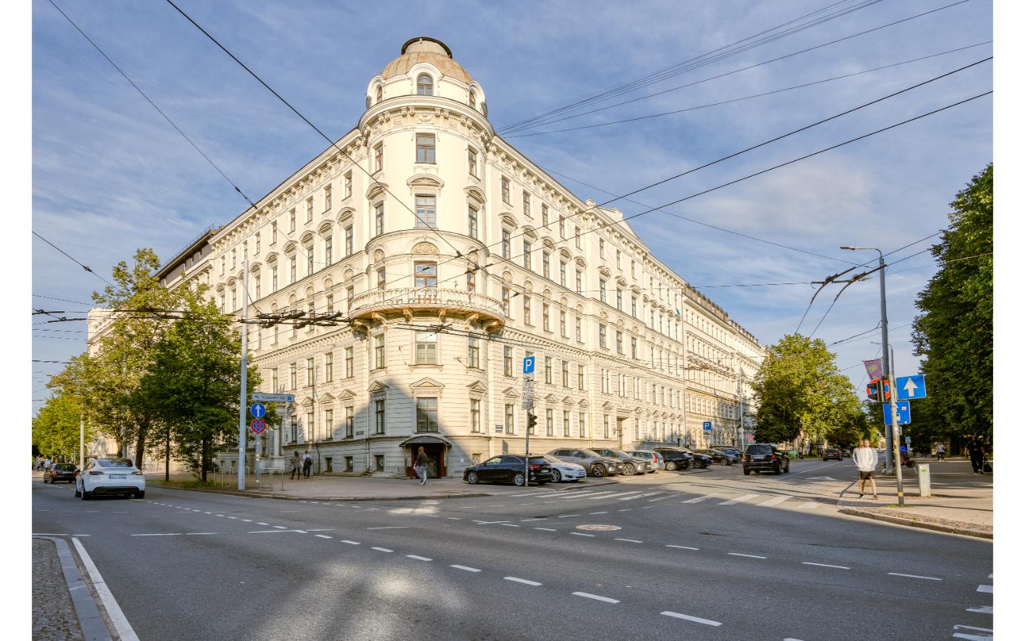 Spacious 1-Bedroom Apartment with Views of Bastejkalns Park, Pflūga House